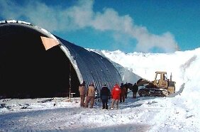 бескаркасный ангар в Антарктиде. 